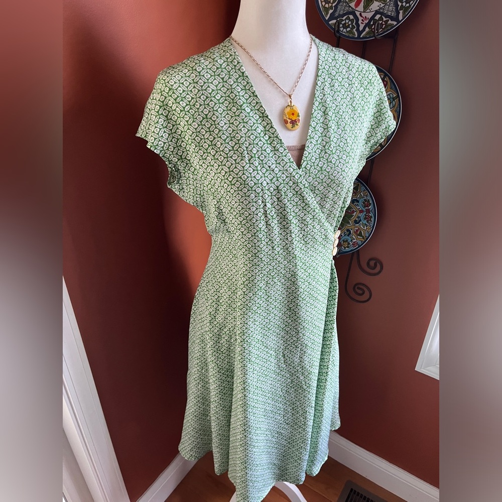 J. Peterman Vintage 100% Silk Wrap Dress Size 6 Midi Green and White 🍃